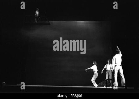 "EINSTEIN ON THE BEACH" ist eine Oper in vier Akten (umrahmt und durch fünf "Knie Stücke" oder Intermezzi verbunden), erzielte geschrieben von Philip GLASS und entworfen und unter der Regie von Robert WILSON Theaterproduzenten. -1976 - Frankreich / Provence-Alpes-Cote d ' Azur / Avignon - "EINSTEIN ON THE BEACH''-Autor: Philip GLASS;  -Produzent: Robert WILSON; -Avignon, Frankreich; -1976; ---Philippe Gras / Le Pictorium Stockfoto