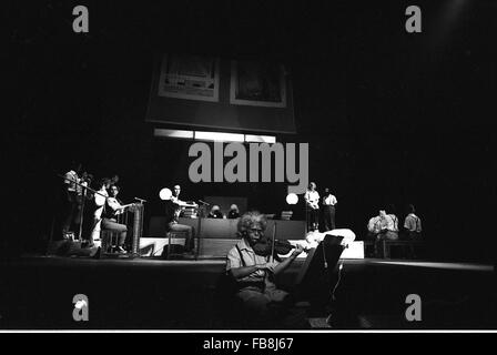 "EINSTEIN ON THE BEACH" - 1976 - Frankreich / Provence-Alpes-Cote d ' Azur / Avignon - "EINSTEIN ON THE BEACH''-Autor: Philip GLASS;  -Produzent: Robert WILSON; -Avignon, Frankreich; -1976; ---Philippe Gras / Le Pictorium Stockfoto