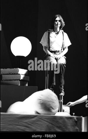 "EINSTEIN ON THE BEACH" ist eine Oper in vier Akten (umrahmt und durch fünf "Knie Stücke" oder Intermezzi verbunden), erzielte geschrieben von Philip GLASS und entworfen und unter der Regie von Robert WILSON Theaterproduzenten. -1976 - Frankreich / Provence-Alpes-Cote d ' Azur / Avignon - "EINSTEIN ON THE BEACH''-Autor: Philip GLASS;  -Produzent: Robert WILSON; -Avignon, Frankreich; -1976; ---Philippe Gras / Le Pictorium Stockfoto