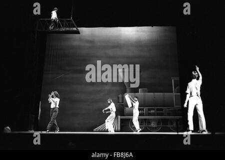 "EINSTEIN ON THE BEACH" - 1976 - Frankreich / Provence-Alpes-Cote d ' Azur / Avignon - "EINSTEIN ON THE BEACH''-Autor: Philip GLASS;  -Produzent: Robert WILSON; -Avignon, Frankreich; -1976; ---Philippe Gras / Le Pictorium Stockfoto