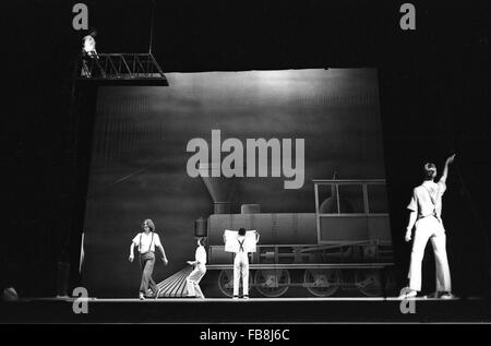 "EINSTEIN ON THE BEACH" - 1976 - Frankreich / Provence-Alpes-Cote d ' Azur / Avignon - "EINSTEIN ON THE BEACH''-Autor: Philip GLASS;  -Produzent: Robert WILSON; -Avignon, Frankreich; -1976; --Philippe Gras / Le Pictorium Stockfoto