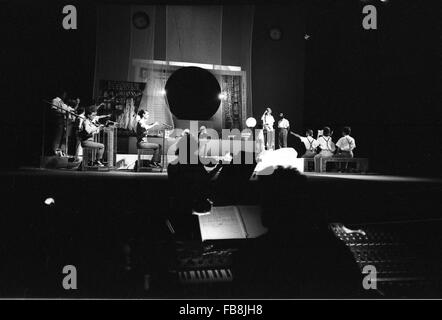 "EINSTEIN ON THE BEACH" - 1976 - Frankreich / Provence-Alpes-Cote d ' Azur / Avignon - "EINSTEIN ON THE BEACH''-Autor: Philip GLASS;  -Produzent: Robert WILSON; -Avignon, Frankreich; -1976; --Philippe Gras / Le Pictorium Stockfoto