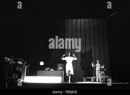 "EINSTEIN ON THE BEACH" - 1976 - Frankreich / Provence-Alpes-Cote d ' Azur / Avignon - "EINSTEIN ON THE BEACH''-Autor: Philip GLASS;  -Produzent: Robert WILSON; -Avignon, Frankreich; -1976; ---Philippe Gras / Le Pictorium Stockfoto