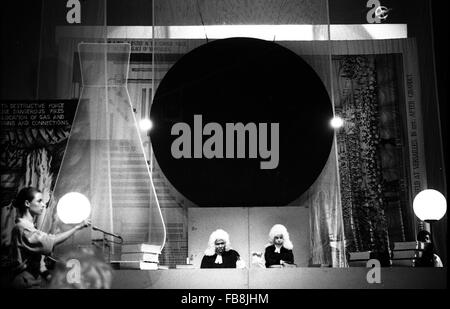 "EINSTEIN ON THE BEACH" - 1976 - Frankreich / Provence-Alpes-Cote d ' Azur / Avignon - "EINSTEIN ON THE BEACH''-Autor: Philip GLASS;  -Produzent: Robert WILSON; -Avignon, Frankreich; -1976; ---Philippe Gras / Le Pictorium Stockfoto