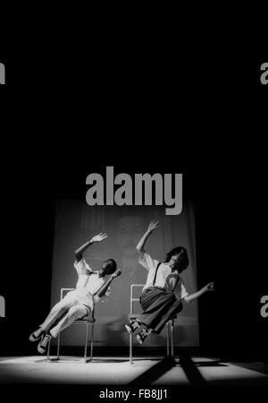 "Einstein On The Beach" Einstein on the Beach ist eine Oper in vier Akten (umrahmt und durch fünf "Knie Stücke" oder Intermezzi verbunden), erzielte geschrieben von Philip Glass und entworfen und unter der Regie von Robert Wilson Theaterproduzenten. -1976 - Frankreich / Vaucluse / Avignon - "Einstein On The Beach" Einstein on the Beach ist eine Oper in vier Akten (umrahmt und durch fünf "Knie Stücke" oder Intermezzi verbunden), erzielte geschrieben von Philip Glass und entworfen und unter der Regie von Robert Wilson Theaterproduzenten. -Erstellung von Robert Wilson und Philip Glass - Einstein On The Beach, Avignon, 1976;  - Stockfoto