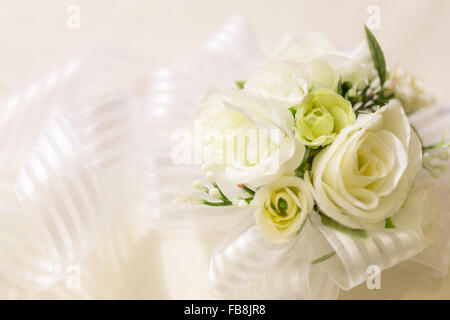 Strauß aus weißen Rosen mit langen Band am linken Platz Stockfoto