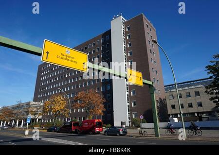 Die Registrierungsstelle für Flüchtlinge in der Bundesallee in Berlin Wilmersdorf, Deutschland, 26. Oktober 2015. Seit Oktober/November 2015, das Bundesamt für Migration und Flüchtlinge (BAMF), das Teil des Regionalbüros für Gesundheit und Soziales (LAGeSo), der Ausländerbehörde und der Bundesanstalt für Arbeit haben befindet sich im Gebäude von der ehemaligen Landesbank Berlin (LBB) um die Registrierung der Flüchtlinge zu beschleunigen und das Regionalbüro für Gesundheit und Soziales zu entlasten. Foto: S. Steinach - kein Draht-Dienst- Stockfoto