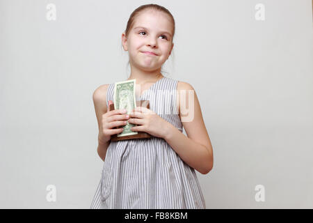 Wunderschönes kleines Mädchen mit Bargeld US-Dollar Stockfoto