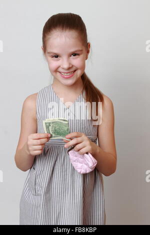 Kaukasische Mädchen hält USA dollars Stockfoto