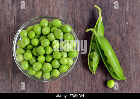 Nahaufnahme von frischen Erbsen auf Holztisch Stockfoto