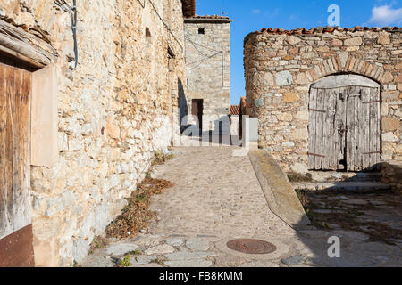 Eine ländliche Straßen der kleinen Stadt namens La Roca in Ripollès Region Katalonien. © Joan Gosa Badia Stockfoto