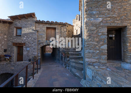 Eine ländliche Straßen der kleinen Stadt namens La Roca in Ripollès Region Katalonien. © Joan Gosa Badia Stockfoto