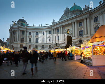 Weihnachtsmarkt vor der Hofburg in Wien. Stockfoto