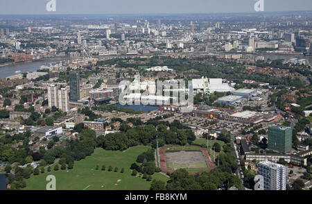 Luftaufnahme, Blick über Southwark Park of Canada Water, Surrey Quays Shopping Centre, Decathlon Surrey Quays, London SE16, UK Stockfoto