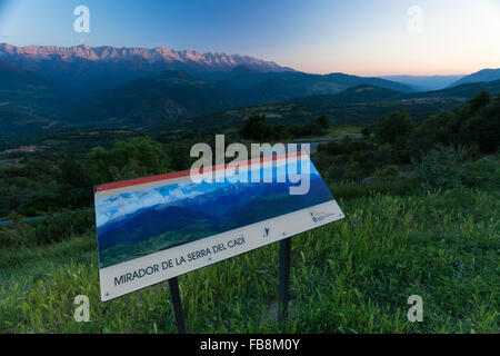Informationen über Serra del Cadí Ankunft in Lles de Cerdanya in Pyrenäen Stockfoto