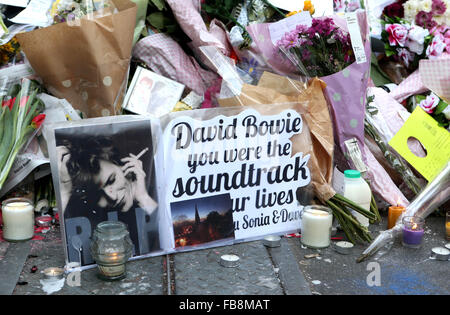 London, Großbritannien. 12. Januar 2016. Blumen und Nachrichten, die von Fans sind bei einem David Bowie-Wandgemälde in Brixton, South London, Großbritannien, am 12. Januar 2016 sehen. Bildnachweis: Han Yan/Xinhua/Alamy Live-Nachrichten Stockfoto