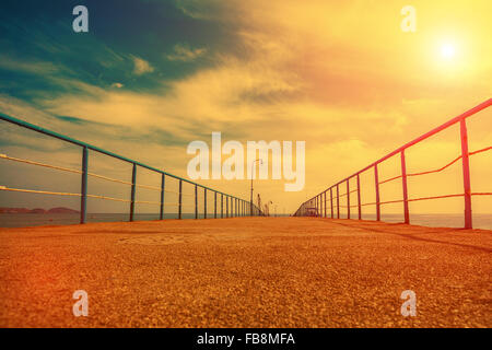 Pier bei Sonnenuntergang Stockfoto