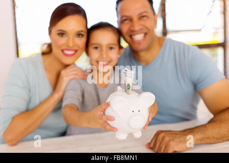 schöne Familie spart Geld für eine bessere Zukunft Stockfoto