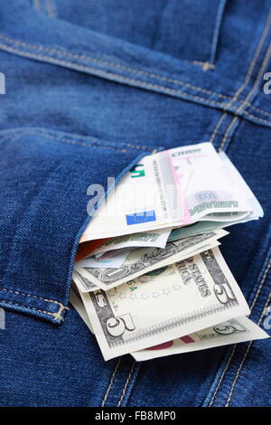 Dollar, Euro und russischer Rubel in Jeans-Tasche Stockfoto