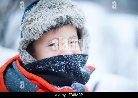 Portrait eines niedlichen jungen im winter Stockfoto