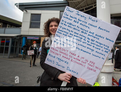 London, UK, 12. Januar 2016. Demonstranten und Pflöcken außerhalb Homerton Hospital, Hackney. Bildnachweis: carol Moir/Alamy Live-Nachrichten Stockfoto