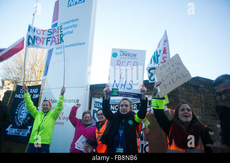 London, UK. 12. Januar 2016. Ärzte in der Ausbildung und Unterstützer Streikposten Homerton University Hospital in Hackney, Unterstützung zu erhöhen.  Bildnachweis: Kristian Buus/Alamy Live-Nachrichten Stockfoto