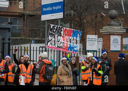 London, UK. 12. Januar 2016. National Health Service (NHS) Junior Ärzte unter dem Banner der British Medical Association (BMA) Mann einen Streikposten außerhalb des Maudsley Hospital in Camberwell, Süd-London. Der eintägige Streik ist über Lohn- und Arbeitsbedingungen, das erste solche Arbeitskampfmaßnahmen in 40 Jahren. Bildnachweis: RichardBaker/Alamy Live-Nachrichten Stockfoto