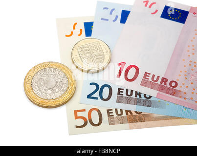 Pfund-Münzen und Euro isoliert auf einem weißen Hintergrund. Stockfoto