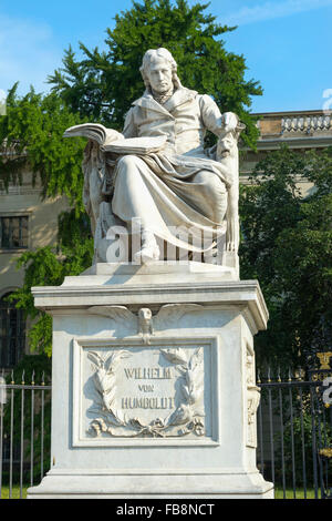 Wilhelm von Humboldt-Statue vor der Humboldt-Universität, Unter Den Linden, Berlin, Brandenburg, Deutschland Stockfoto