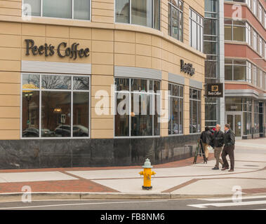 ARLINGTON, VIRGINIA, USA - Menschen zu Fuß von Peet es Coffee-Shop in Clarendon Nachbarschaft. Stockfoto