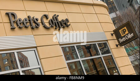 ARLINGTON, VIRGINIA, USA - Peet es Coffee Shop Zeichen in Clarendon Nachbarschaft. Stockfoto