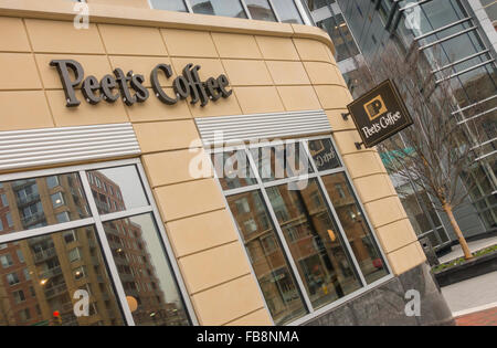 ARLINGTON, VIRGINIA, USA - Peet es Coffee Shop Zeichen in Clarendon Nachbarschaft. Stockfoto