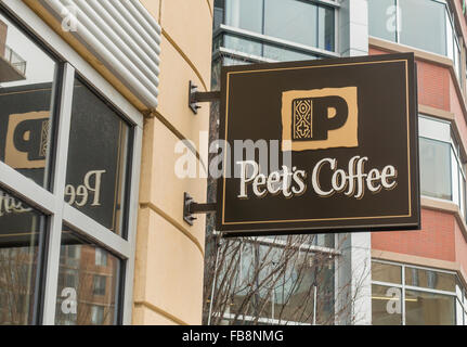 ARLINGTON, VIRGINIA, USA - Peet es Coffee Shop anmelden in Clarendon Nachbarschaft. Stockfoto