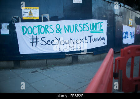 London, UK. 12. Januar 2016. Ein Banner, auffällig in der Nähe von Royal London Hospital gefordert.  Ärzte in der Ausbildung ganz über dem Land auf einen eintägigen Streik gegen die vorgeschlagenen neuen Arbeitsbedingungen sind und von der Regierung zahlen. Bildnachweis: Kristian Buus/Alamy Live-Nachrichten Stockfoto