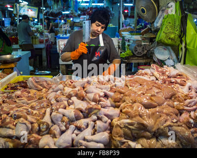 Bangkok, Thailand. 12. Januar 2016. Ein Kreditor schneidet Huhn im Abschnitt "Geflügel" Khlong Toey Markt in Bangkok. Die thailändischen Ministerium für öffentliche Gesundheit angewiesen Regierungsbehörden zusammen, um für jedes Zeichen Vogelgrippe während der Wintersaison zu sehen, und warnte die Öffentlichkeit Kontakt mit keine Vögel zu vermeiden, die kränklich erscheinen. Die neuesten Daten von der World Health Organization zeigte die kontinuierliche Übertragung von Vogelgrippe in verschiedenen Ländern, sowohl bei Menschen und Vögel. Die Vogelgrippe ist endemisch in China, Vietnam und Indonesien, alle wichtigen Thai Handelspartnern. Bildnachweis: ZUMA Press, Inc./Alamy Live-Nachrichten Stockfoto