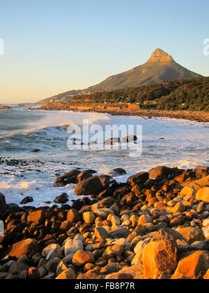 Küstenlinie an der Atlantikseite der Tafelberg in Südafrika. Des Löwen Kopf Berg und einer steinigen Bucht mit Wellen hereinkommen. Stockfoto