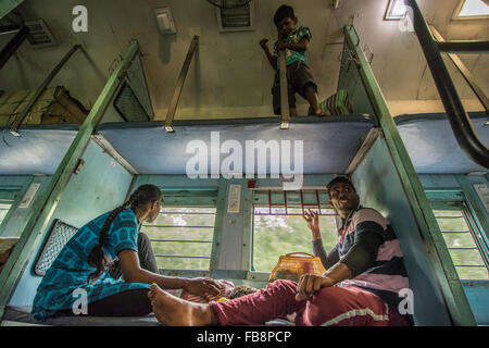 Passagiere in einem Zug der Indian Railways. Stockfoto