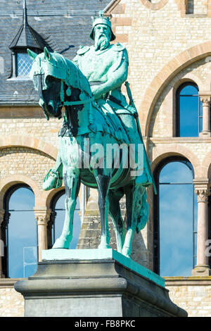 Reiterstandbild von Kaiser Friedrich Barbarossa, Hofburg (Kaiserpfalz), Goslar, Harz, Niedersachsen, Deutschland, Stockfoto