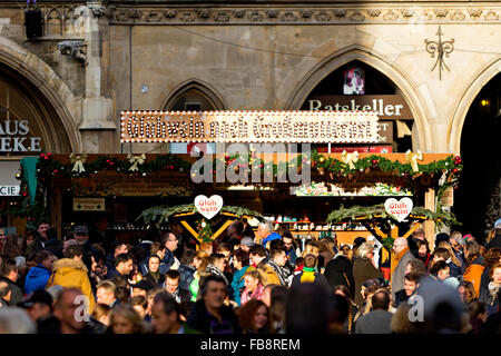 Deutscher Weihnachtsmarkt Glühwein stehen, München, Oberbayern, Deutschland, Europa. Stockfoto