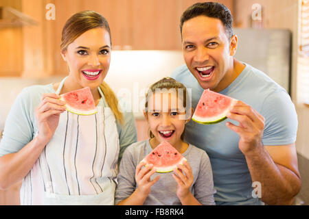 glückliche Familie Essen Wassermelone in der Küche zu Hause Stockfoto