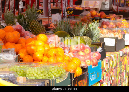 Marktstand mit frischem Obst und Gemüse auf dem Display für Verkauf auf dem zweimal wöchentlich Markt in Bedford, Bedfordshire, England Stockfoto