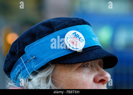 Bristol, UK. 12. Januar 2016. Ein Demonstrant, den Junior Doctor-Streik zu unterstützen ist außerhalb der Bristol Royal Infirmary abgebildet. Bildnachweis: Lynchpics/Alamy Live-Nachrichten Stockfoto