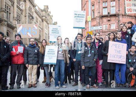 Nottingham, UK. 12. Januar 2016.NHS Ärzte halten einen 24-Stunden Streik heute outside(QMC) Nottingham Queens Medical Centre und im Zentrum Stadt. Ärzte protestieren gegen geplante Regierung Änderung der Arbeitsbedingungen und für Ärzte in der Ausbildung zu bezahlen. Bildnachweis: Ian Francis/Alamy Live-Nachrichten Stockfoto