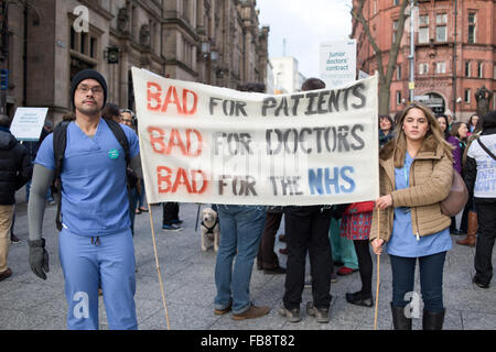 Nottingham, UK. 12. Januar 2016.NHS Ärzte halten einen 24-Stunden Streik heute outside(QMC) Nottingham Queens Medical Centre und im Zentrum Stadt. Ärzte protestieren gegen geplante Regierung Änderung der Arbeitsbedingungen und für Ärzte in der Ausbildung zu bezahlen. Bildnachweis: Ian Francis/Alamy Live-Nachrichten Stockfoto