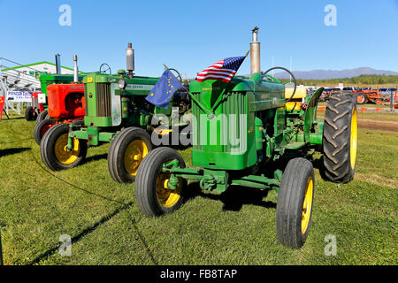 John Deere & Allis Chalmers Traktoren auf dem Display, 2015 Alaska State Fair. Stockfoto