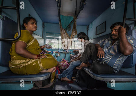 Passagiere in einem Zug der Indian Railways. Stockfoto