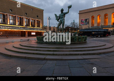 Statue des Poseidon in der Nähe von Teatro Stadsteatern im schwedischen Göteborg. Stockfoto