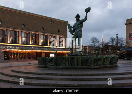 Statue des Poseidon in der Nähe von Teatro Stadsteatern im schwedischen Göteborg. Stockfoto