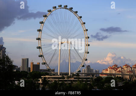 Riesenrad oder Singapore Flyer im Dezember 2015 von Marina Bay gesehen. Stockfoto