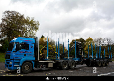Ein Spezialist-Anhänger zum Transport von riesigen Protokollen und Baumstämme. Der LKW hat eigene Hiab für das Heben von Protokolle auf den Anhänger. Stockfoto